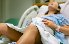 Incident şocant într-un spital. Un medic a sărit cu picioarele pe burta unei femei care era în travaliu